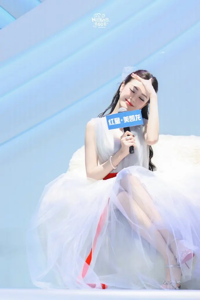 堆积如山的打印试卷